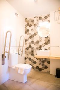 un baño con inodoro y lavabo en Pension Restaurante Casa Camiño, en Palas de Rei 