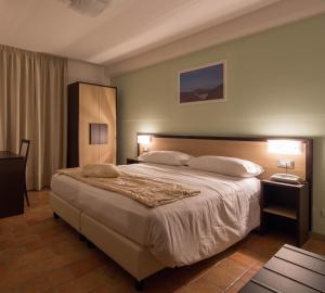 A bed or beds in a room at Albergo Ristorante Bismantova