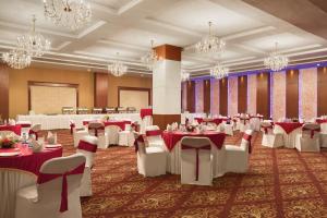 Restaurace v ubytování Ramada Jamshedpur Bistupur + 37 fotografií