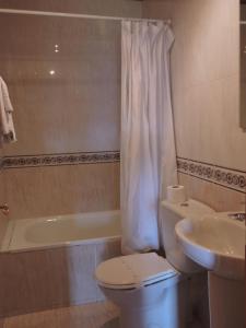 A bathroom at Ablanera 2