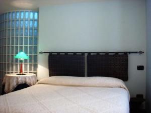 チボリにあるLa Romettaのベッドルーム1室(ベッド1台、ランプ付きテーブル付)