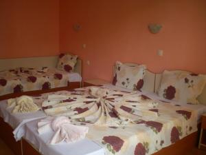 A bed or beds in a room at Hotel Sirena
