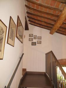パッシニャーノ・スル・トラジメーノにあるTra lago e collinaの壁画のある家の階段