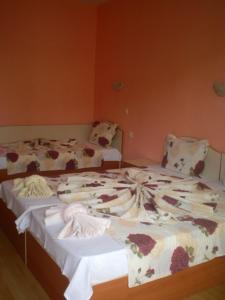 A bed or beds in a room at Hotel Sirena