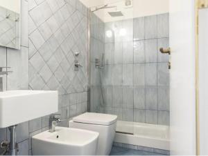 WeLive Marettimo - luxury loft في ماريتيمو: حمام مع مرحاض ومغسلة ودش