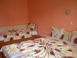 A bed or beds in a room at Hotel Sirena