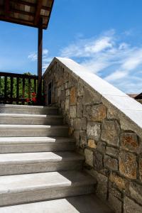 un conjunto de escaleras de hormigón con una pared de piedra en Lokanda Devetak en Savogna dʼIsonzo