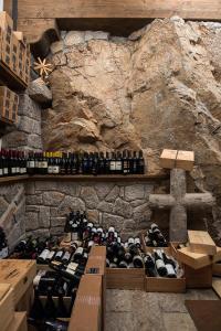un mucchio di bottiglie di vino su un muro di pietra di Lokanda Devetak a Savogna dʼIsonzo