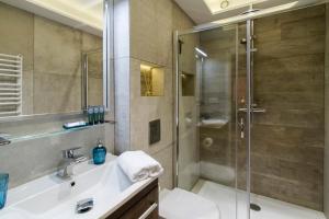 a bathroom with a sink and a shower at udanypobyt Apartamenty Skocznia in Zakopane