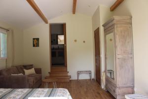 una sala de estar con una cama y un sofá en La Garde Pile de Fichou, en Bajamont