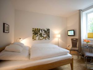 Кровать или кровати в номере Parkhotel Wolfsburg