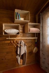 Zimmer mit Holzwänden, Regalen und Handtüchern in der Unterkunft Ecolodge Langhe in Cherasco