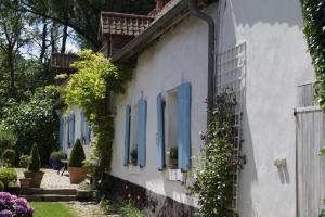 EchinghenにあるLe Prince Gourmandの青い窓と花の白い家