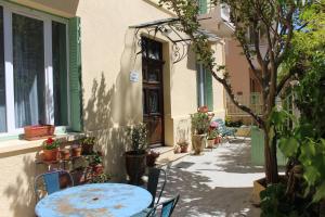 een tafel en stoelen voor een gebouw bij B&B Villa Regina in Vaison-la-Romaine