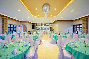 Restaurace v ubytování Kabaleyan Cove Resort powered by Cocotel + 36 fotografií