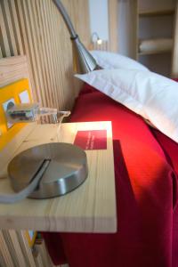 1 cama con escritorio y lámpara encima en Pension Restaurante Casa Camiño, en Palas de Rei 