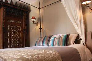 a bedroom with a bed with a wooden headboard at La Porterie in Souvigny