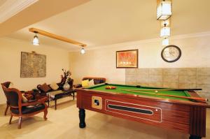 Biliár nebo kulečník v ubytování Aparthotel Les Oliviers Suites & Spa
