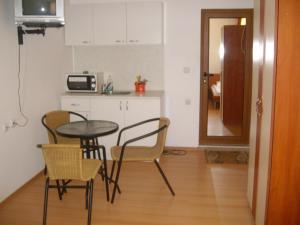 cocina con mesa y sillas en una habitación en Marianas Guesthouse en Obzor