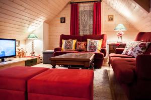 a living room with red furniture and a flat screen tv at UDany Weekend in Ustrzyki Dolne