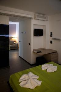 une chambre d'hôtel avec un lit et des serviettes. dans l'établissement Hotel Santa Lucia, à Bibione