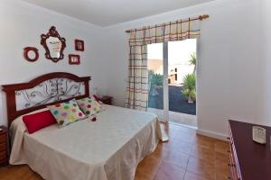 een slaapkamer met een bed en een groot raam bij Villa Benita in Playa Blanca +22 foto's