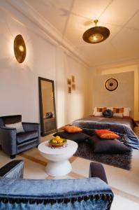 Schlafzimmer mit einem Bett, einem Tisch und Stühlen in der Unterkunft Riad Chayma Marrakech in Marrakesch
