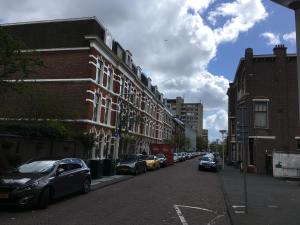 una calle con coches estacionados en el lateral de un edificio en Yokistay, en La Haya