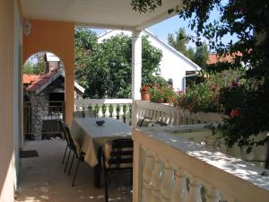 une terrasse avec une table et des chaises sur un balcon dans l'établissement Apartment Mime Blata, à Vodice