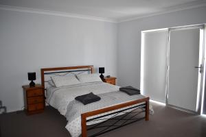 Una cama o camas en una habitación de Griffith Prestige Apartments