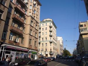 モスクワにあるApartlux Chayanovaの高層ビルや車が並ぶ賑やかな街道
