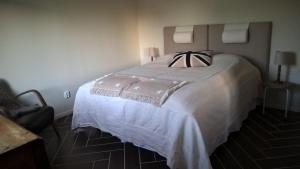 ein Schlafzimmer mit einem großen weißen Bett in einem Zimmer in der Unterkunft Lägenhet Fjällbacka in Fjällbacka