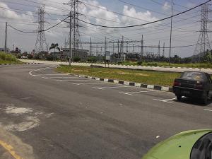 um carro estacionado na berma de uma estrada em Penginapan The CityScape - Cukup Rehat & Tidur Lena Hingga Pagi em Lumut