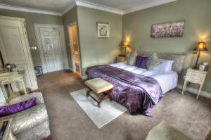 Postel nebo postele na pokoji v ubytování Dunster Castle Hotel