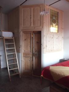 サンタンドレーア・アポストロ・デッロ・イオーニオにあるCasa Mariaのはしごと二段ベッドが備わる客室です。