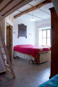 サンタンドレーア・アポストロ・デッロ・イオーニオにあるCasa Mariaのベッドルーム1室(赤い大型ベッド1台付)