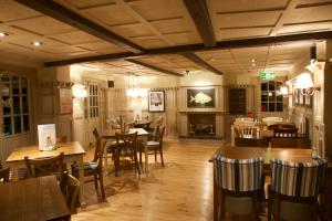 Zona d'estar a Fisherman's Cot, Tiverton by Marston's Inns