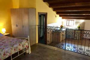 パルティニーコにあるAl Duomoのベッドとバルコニー付きの客室です。