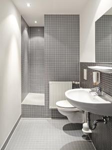 y baño con lavabo, aseo y ducha. en Internationales Studierendenhotel, en Stuttgart