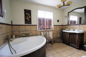 baño grande con bañera y lavamanos en Ásar Guesthouse, en Eyjafjaroarsveit