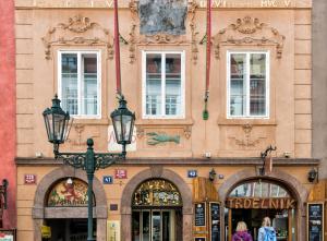 un edificio con una luz de la calle delante de él en Hotel Residence Bijou de Prague en Praga
