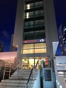 un edificio con escaleras delante de un edificio en LOFT PREMIUM Boa Viagem 20 andar, en Recife