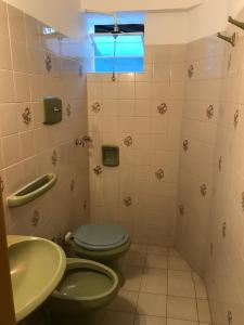 baño con 2 aseos y lavamanos en Hotel Antares, en Montevideo