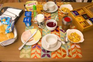 una mesa con platos de comida y bebidas. en Hotel Boutique Suri, en La Serena