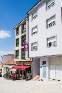Edificio en el que se encuentra el hostal o pensión