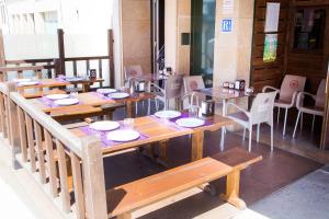 Un restaurante o sitio para comer en Pension Restaurante Casa Camiño
