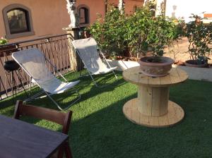A garden outside LA FINESTRA SUL BORGO Dimora Storica