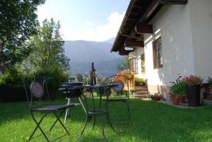 Vista generica sulle montagne o vista sulle montagne dall'interno dell'appartamento