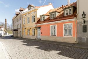 a cobblestone street in a town with buildings at Uus 30 Apartments in Tallinn
