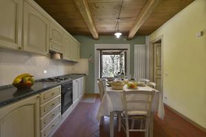 A kitchen or kitchenette at Casa Pescaglia